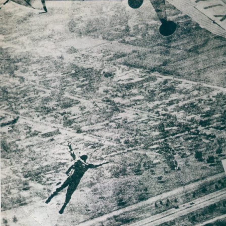 1960 - Alejandro Valsuani volando sobre Morón