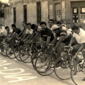 Carrera de bicicletas sobre la calle Galán, El Palomar. Década de 1950