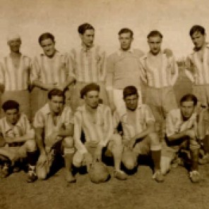 Club de fútbol RAMSAR, Villa Sarmiento. La cancha ocupaba el terreno de la actual plaza Alsina, sobre las calles Gelly y Obes y Perú.