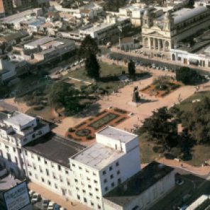 Vista aérea de la Plaza San Martín de Morón, 1978