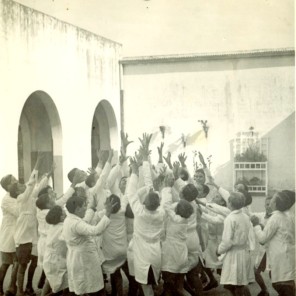 alumnos-de-la-escuela-n-16-de-haedo-en-clase-de-ejercicios-fisicos-jugando-a-la-pelota-voladora-decada-de-1950