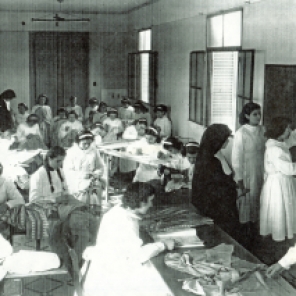 clase-de-corte-y-confeccion-en-el-colegio-maria-auxiliadora-de-moron-decada-de-1940