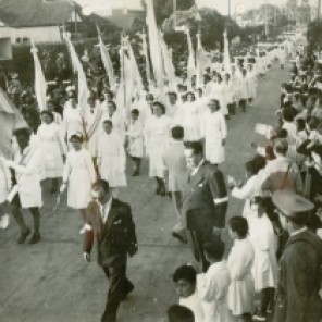 septiembre-1939-la-escuela-n-7-recibe-el-nombre-de-tomas-de-espora-desfile-sobre-la-calle-arredondo